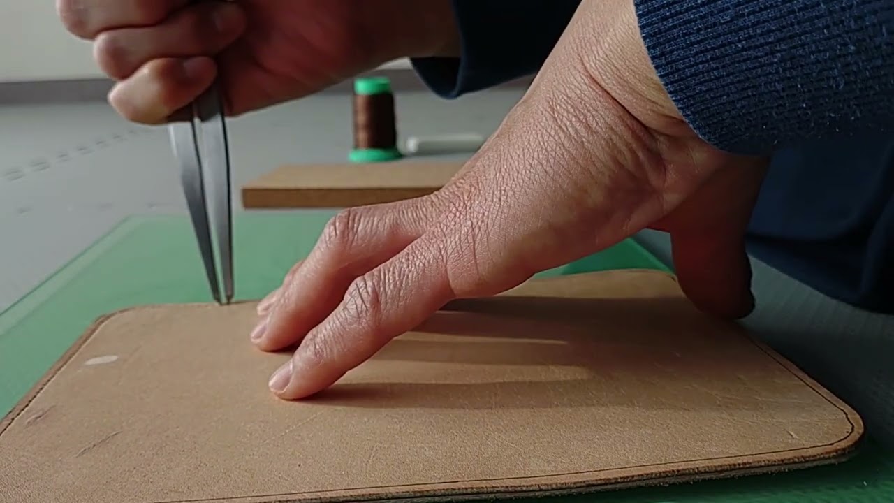 レザークラフト練習２３　マウスパッド作り　〜縫穴をあける〜