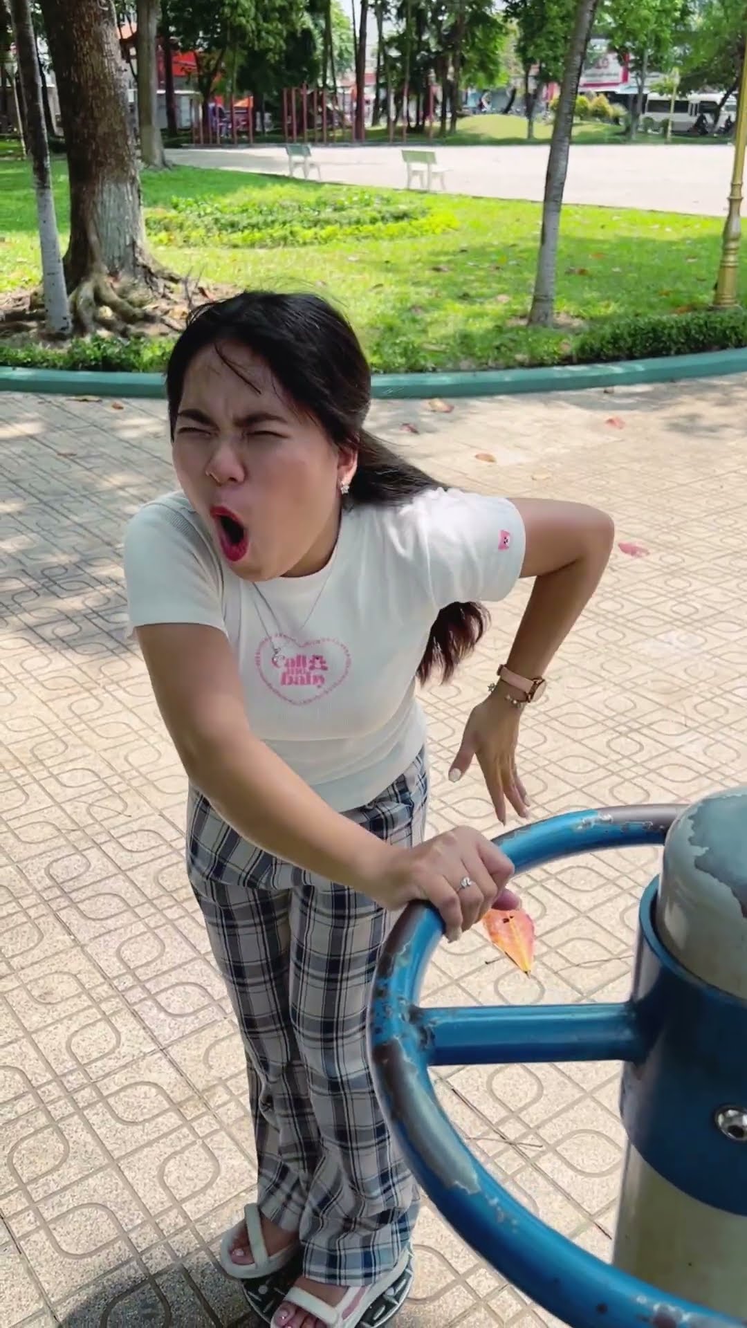 LNS - Máy tập thể dục bị M.a ám || Ghost exercise machine ? #shorts