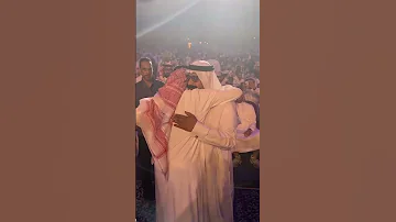 رابح صقر لحظه سلامه ع اخوه الاكبر في حفل الاحساء 