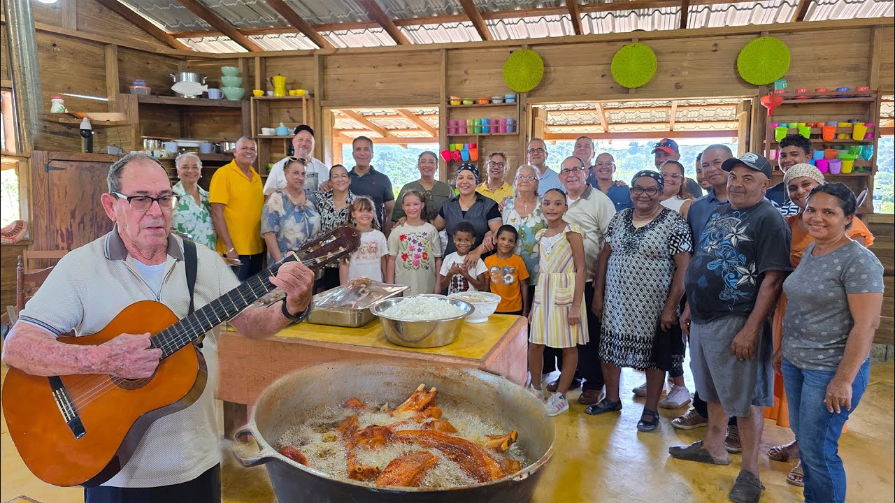 Reciben Una Serenata En La Cocina. Así Cerramos El Año En Recordando La Vida Del Campo