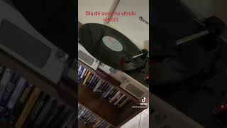 Ouvindo Cheiro de Amor na Vitrola Maleta Retrô