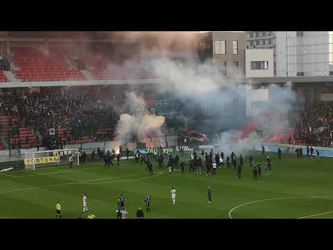 FC Spartak Trnava - ŠK Slovan Bratislava 17.10.2021 - Bitka fanúšikov priamo na hracej ploche