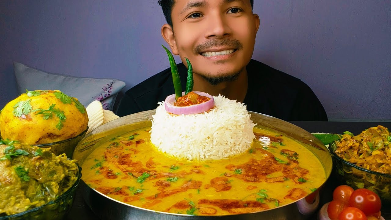 Eating tasty Dal chawal | aloo bharta | baingan bharta | patta gobhi bhaji | papad