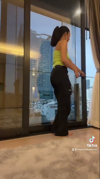 Yang baru putus dari pasangan Lesbinya, seperti terlihat bahagia! 'Chika Kinsky'