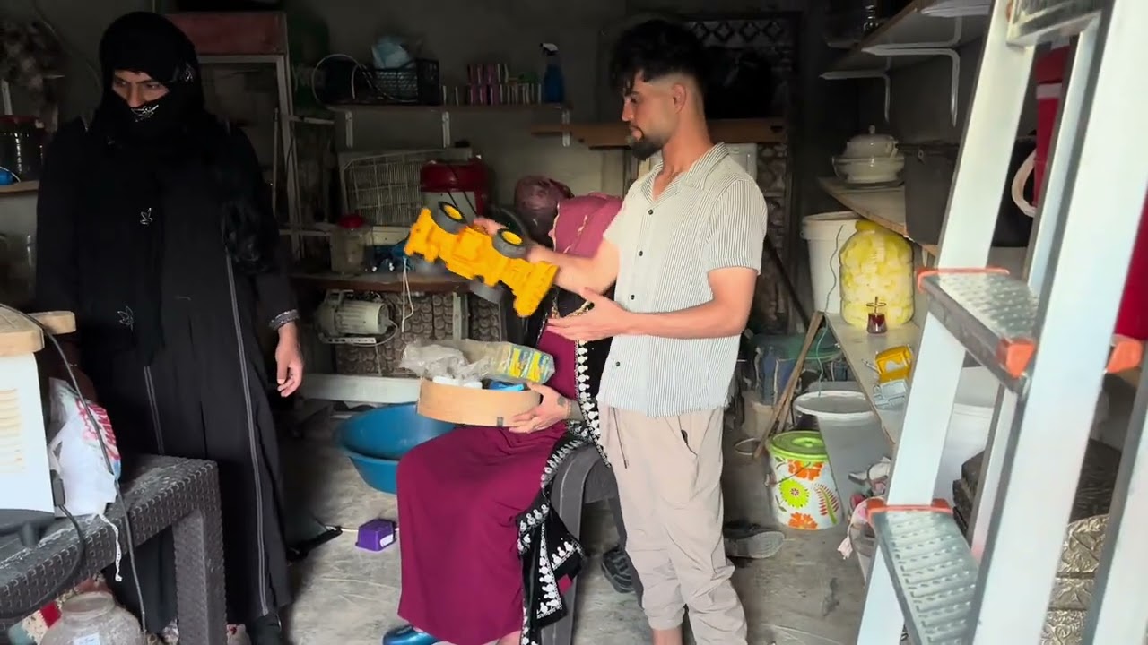 ام حسين فاتحة دكان بالحارة😱😅خليل وعلاء