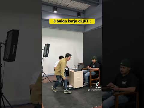 Awal - awal masih salaman trus sekarang uda ngikut cuek ajalah ya. Onok sing ngono sisan gak rek ??