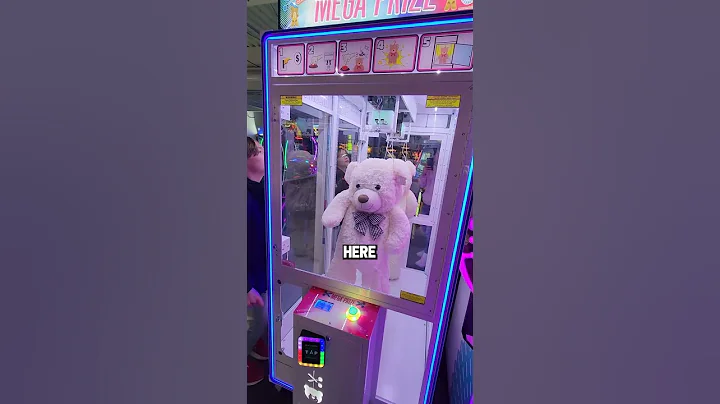 Giant Bear Hangs by 1 Thread in Arcade Game! #shorts - DayDayNews