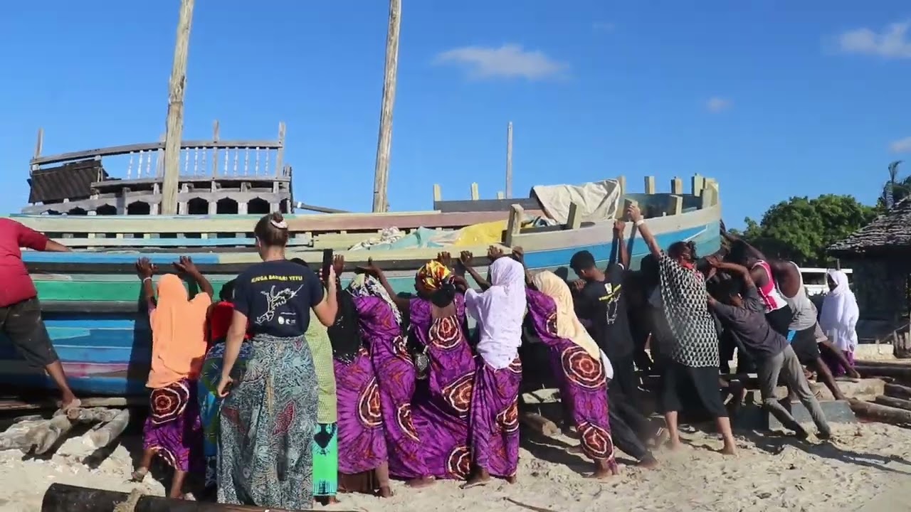 The Flipflopi renovation #7 - Its back in the water!