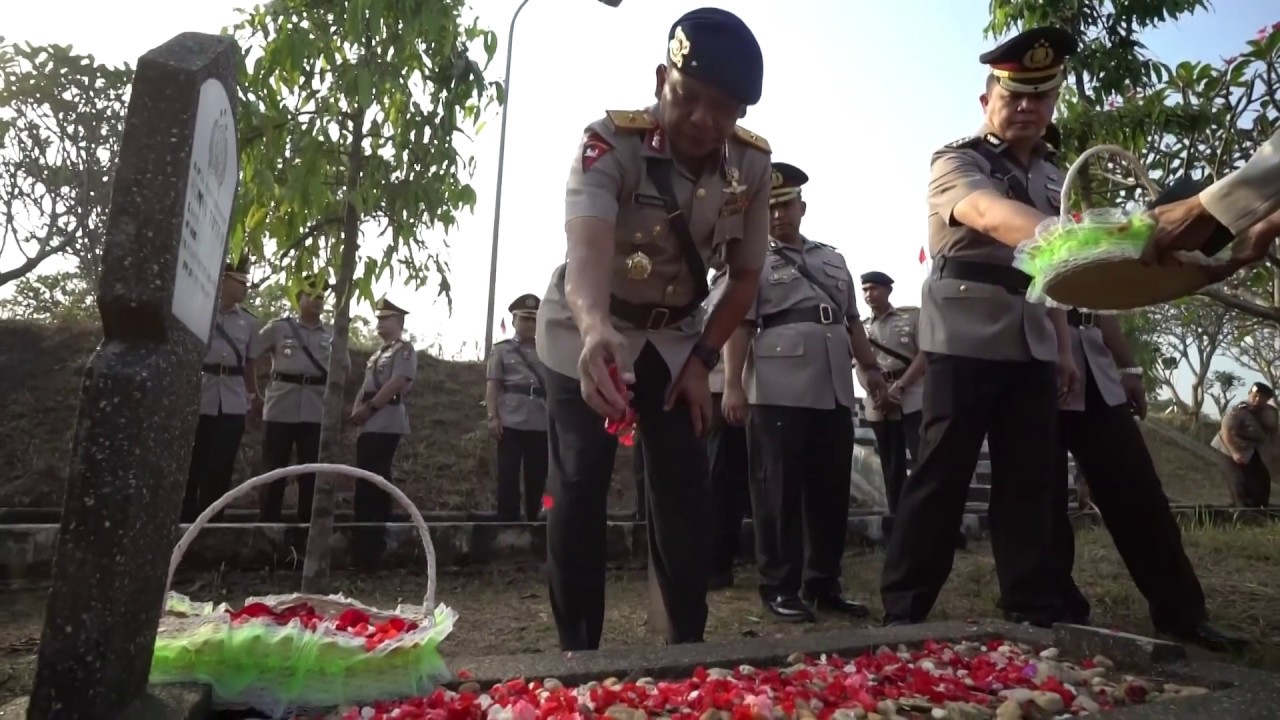 Tabur Bunga di TMP Kemuliaan BHAYANGKARA Cikeas bersama Pejabat Polri
