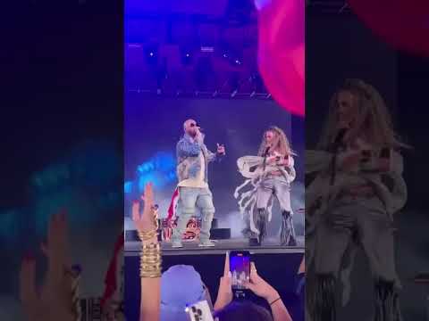 الفنان مساري يشعل المسرح في كوتشيلا في غنائه مع إليانا رافعا العلم اللبناني