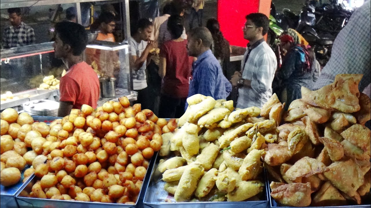 Hyderabad Bachelor Student's Eating Best Evening Snacks 20 rs Only