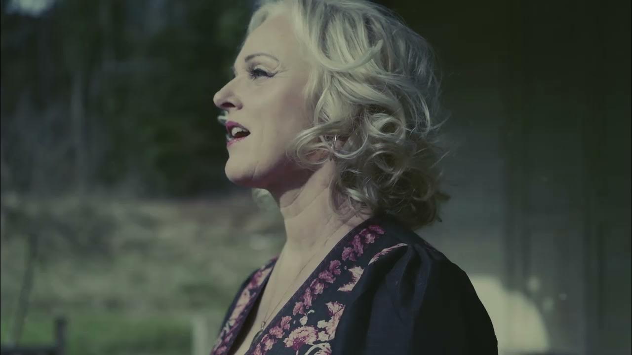 Liv Kristine - Amor Vincit Omnia (Official video) Liv Kristine - Amor Vincit Omnia (Official video)