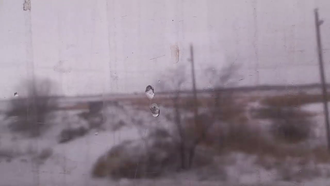 Станцию Қарағанөзек в Караганде заслонили вагоны, но дома видны 9-ого Февраля