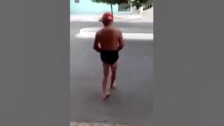 Orang gila joget di jalan
