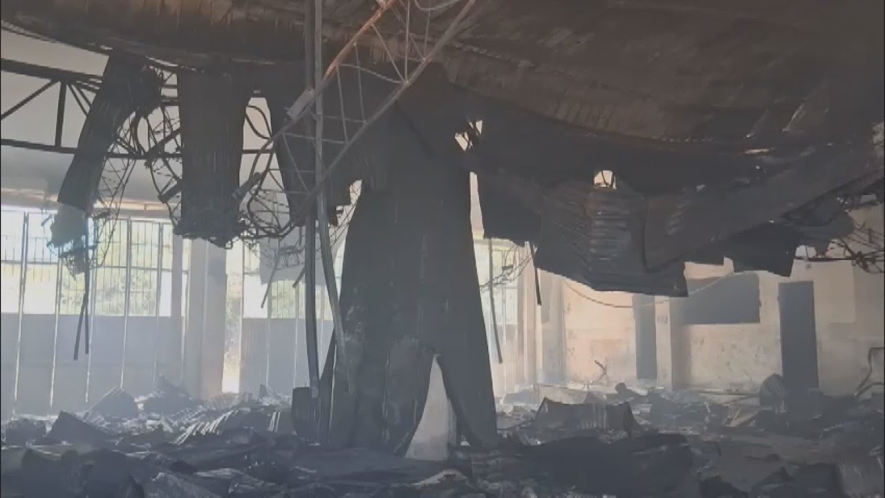 NOTTE DI FUMO NERO A RENDE PER L'INCENDIO CHE HA DISTRUTTO UN CAPANNONE