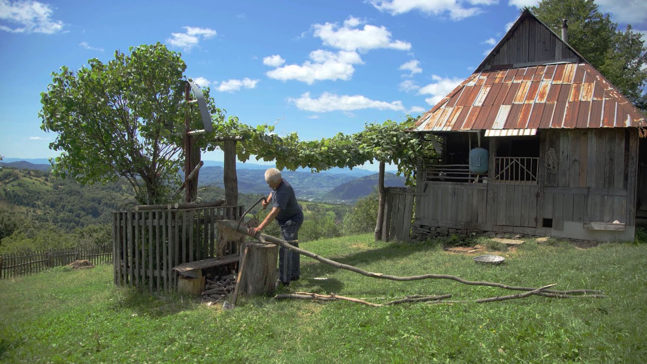 Счастливая самостоятельная жизнь самодостаточного хозяина на вершине горы