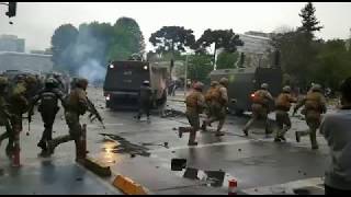 Militares reprimen marcha en Concepción con disparos de perdigones en plena Plaza Independencia