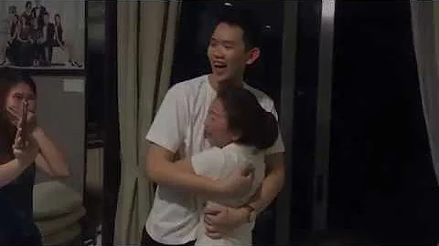 哥哥在国外唸书 偷偷策划新年回来 给爸爸妈妈阿嬷一个大惊喜！【惊喜成功】 - 天天要闻