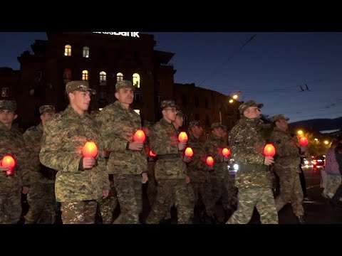 Video: Քուն, իմ ուրախություն, քուն. Լուսանկարներ քնած երեխայի տարբեր տեսքներով ՝ Queenie Liao- ի կողմից