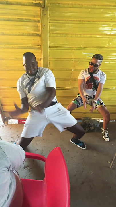 DJ ZNOBIA  Dança da mãe Ju (remix), já está a fazer estragos 🙂 Olavio a comandar