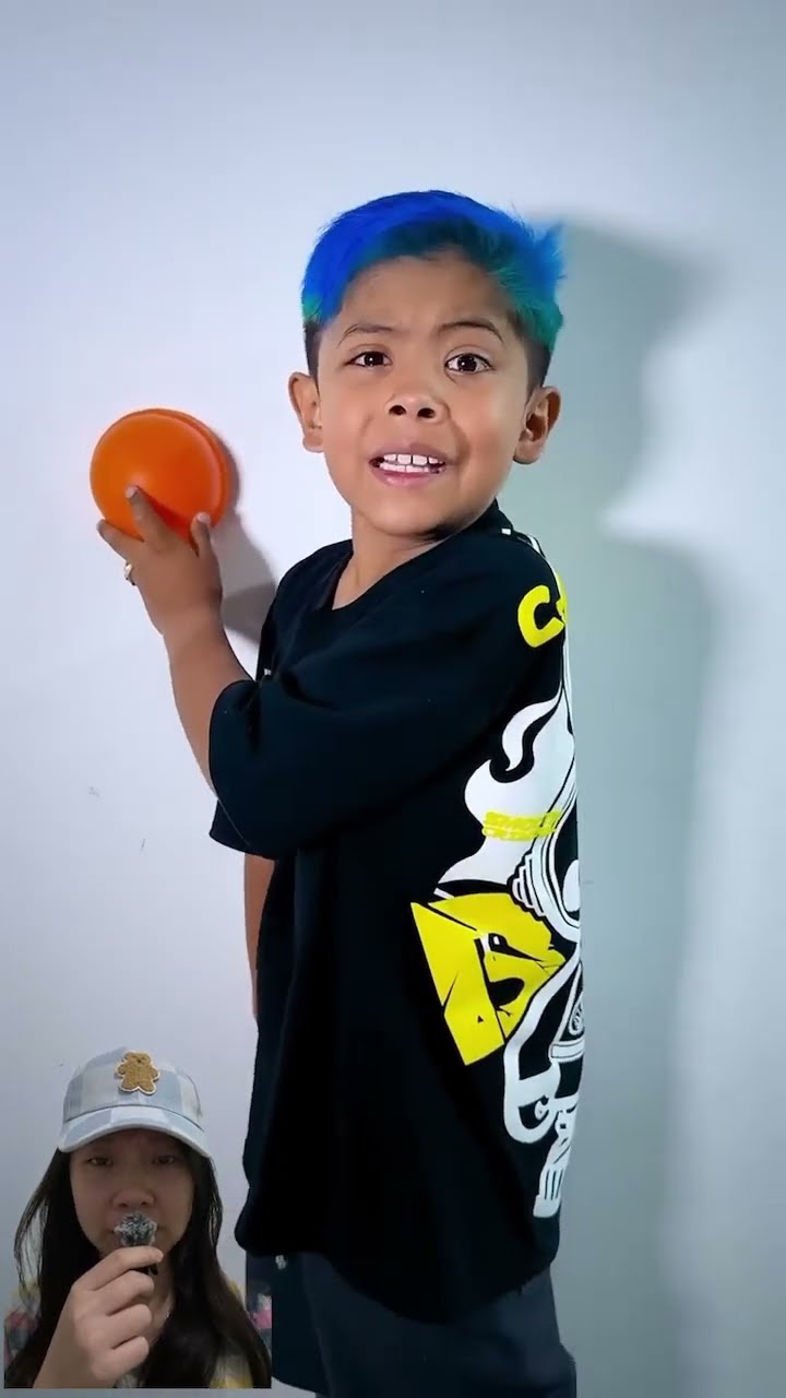 ADIK MENANGKAP KECOAK, DIMAKAN KAKAK #shorts