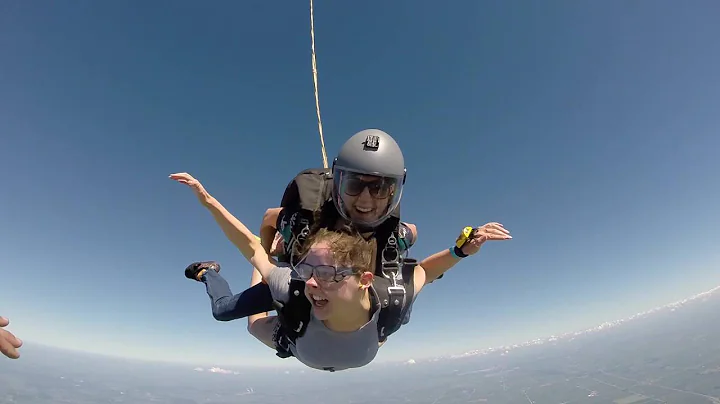 1052 Kayla Kopf Skydive at Chicagoland Skydiving Center 20160726 Becca Amy