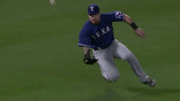 TEX@BAL: Hamilton slides to make a nice catch in left