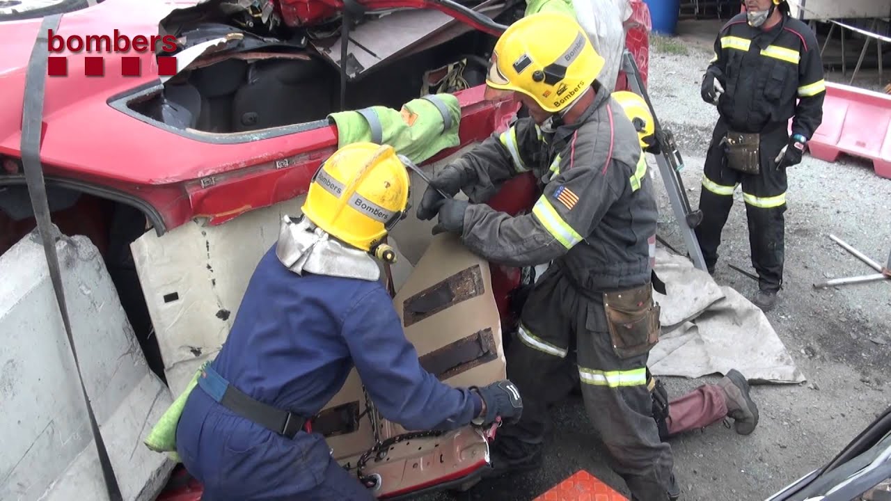 Pràctiques d'escarcerament al Parc de Bombers de Granollers
