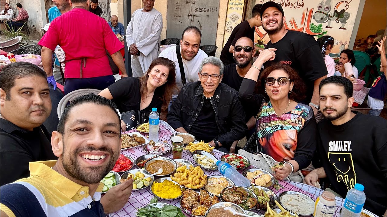 باب الخلق| طعمية كيري وبطاطس جمبري وفول بالخلطة.. الجحش اقدم مطعم فول في السيدة زينب