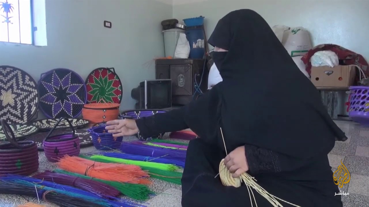 حكاية أم أحمد... نازحة سورية  تعمل في مهنة صناعة القش لتعيل أسرتها