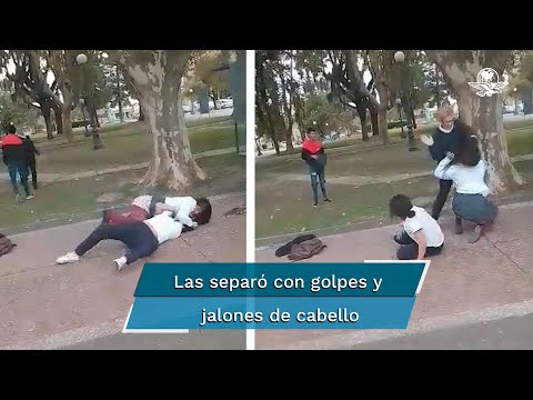 Mujer separa a cachetadas a dos estudiantes que estaban peleando en un parque