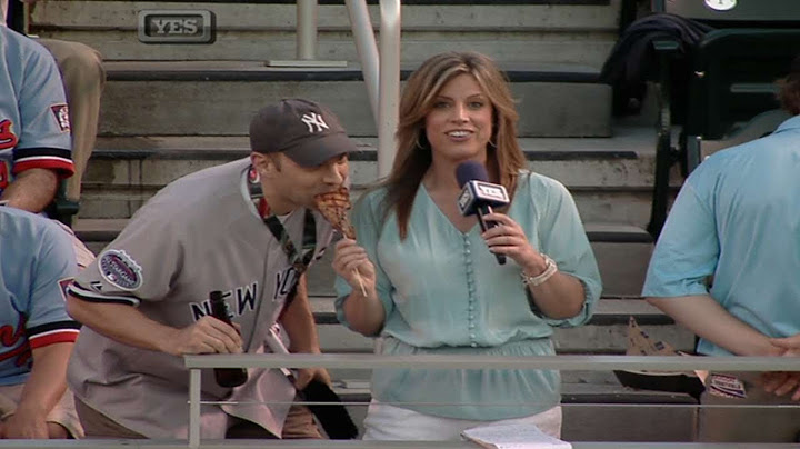 NYY@MIN: Fan takes a bite of Jones' pork chop