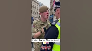 De soldaat zegt het de politie rechtuit!