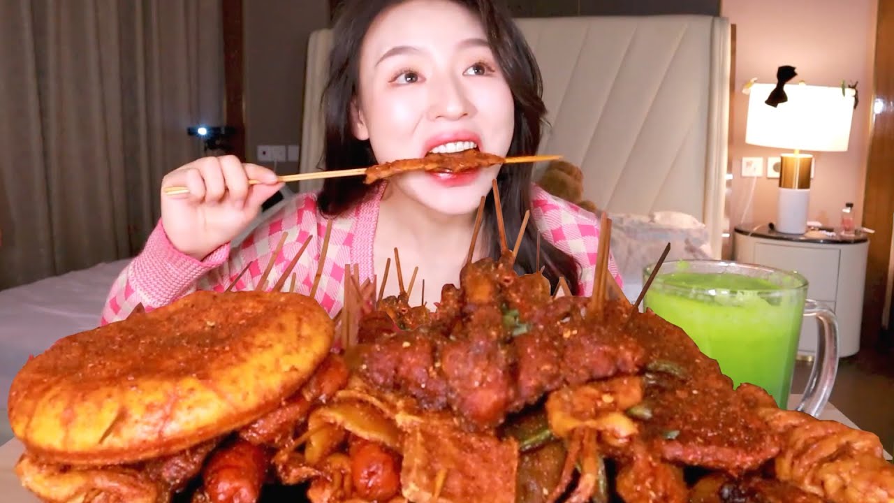 [ENG SUB] 爆辣炸串配上秘制超模果汁，这一顿吃了不长胖！【张喜喜】