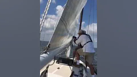 Lee raising the mainsail on S/V Suzannne
