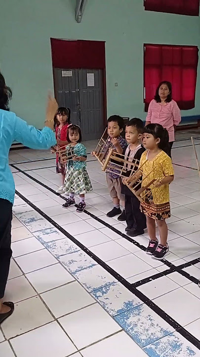 Reiner dan teman2 bermain angklung#seneng #lucu #gemes# salut#berani