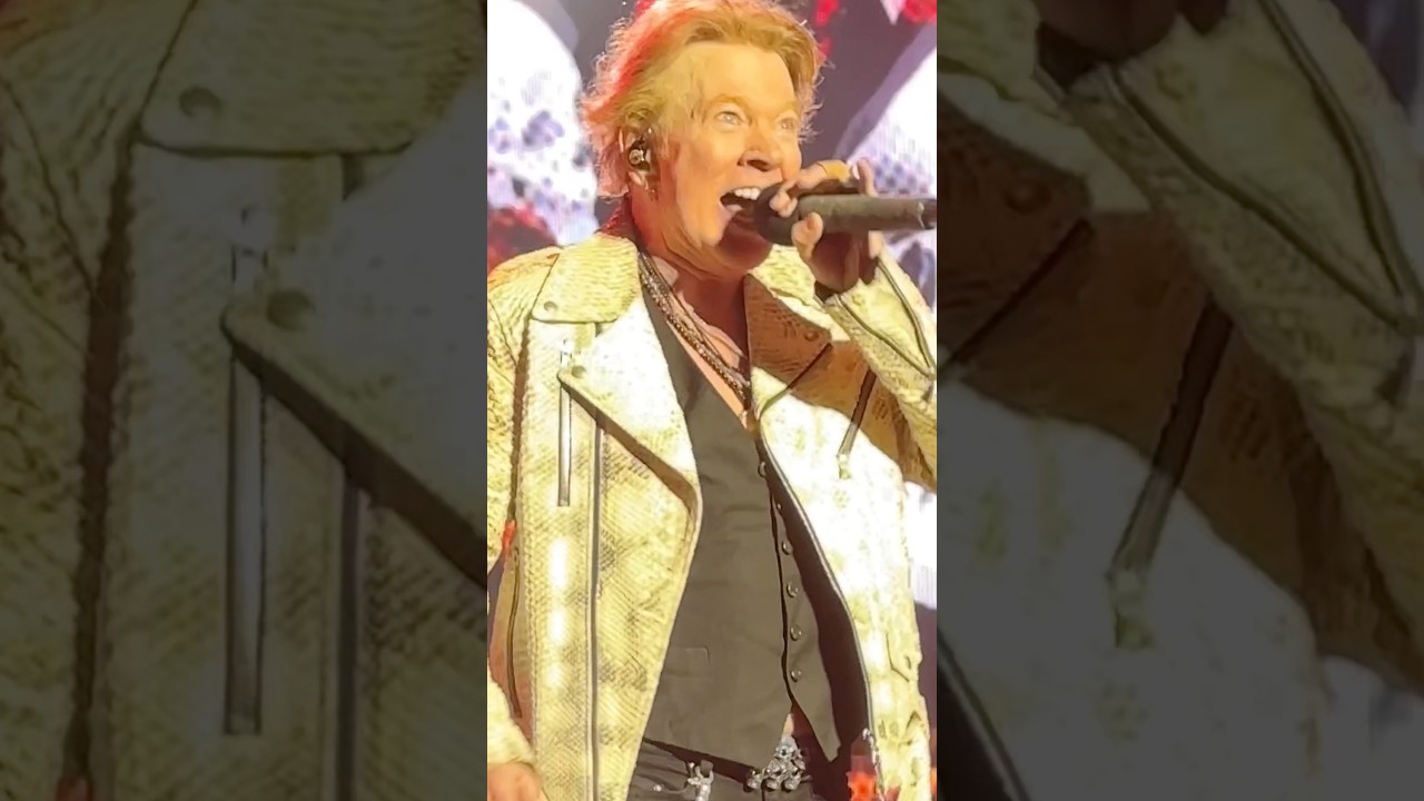 That Smile From Axl Rose as He Confidently Steps Up to Sing “Sweet Child O’ Mine” 🎤