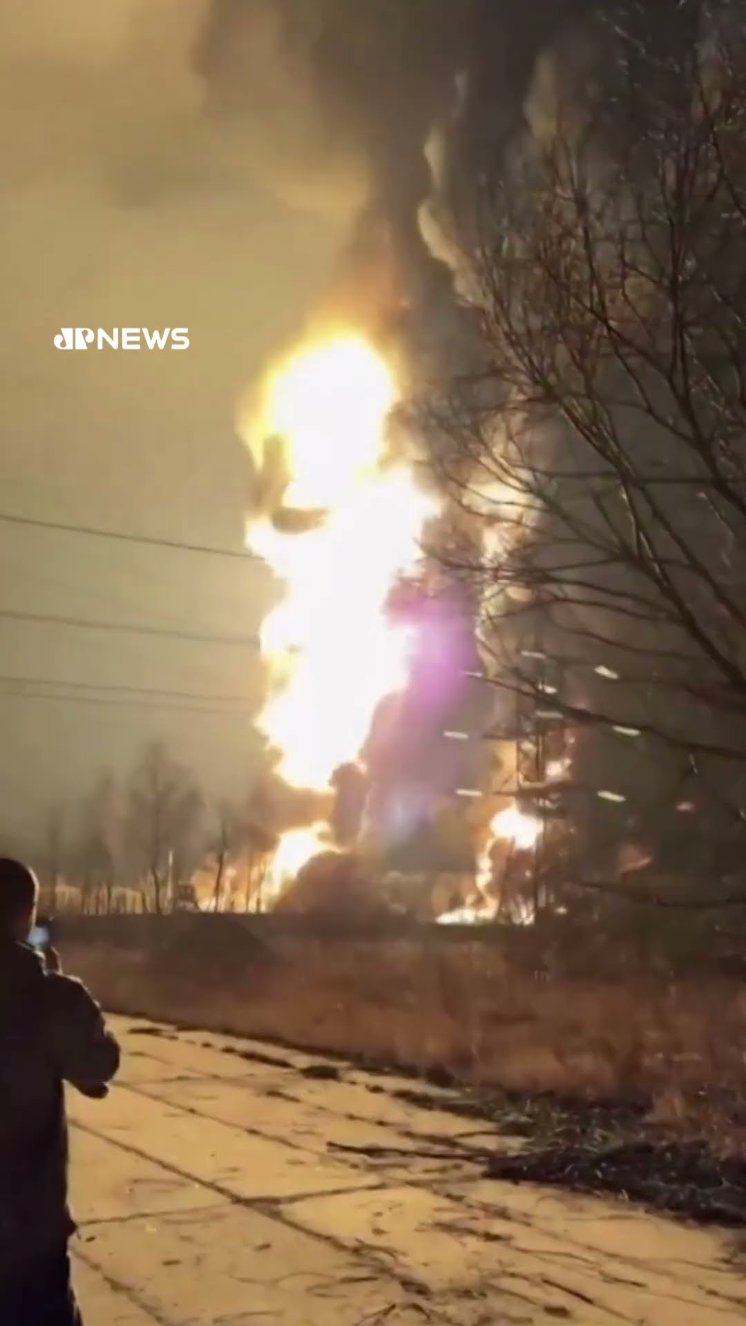 Ataque ucraniano de drones na Rússia provoca “bola de fogo” em refinaria de petróleo #shorts
