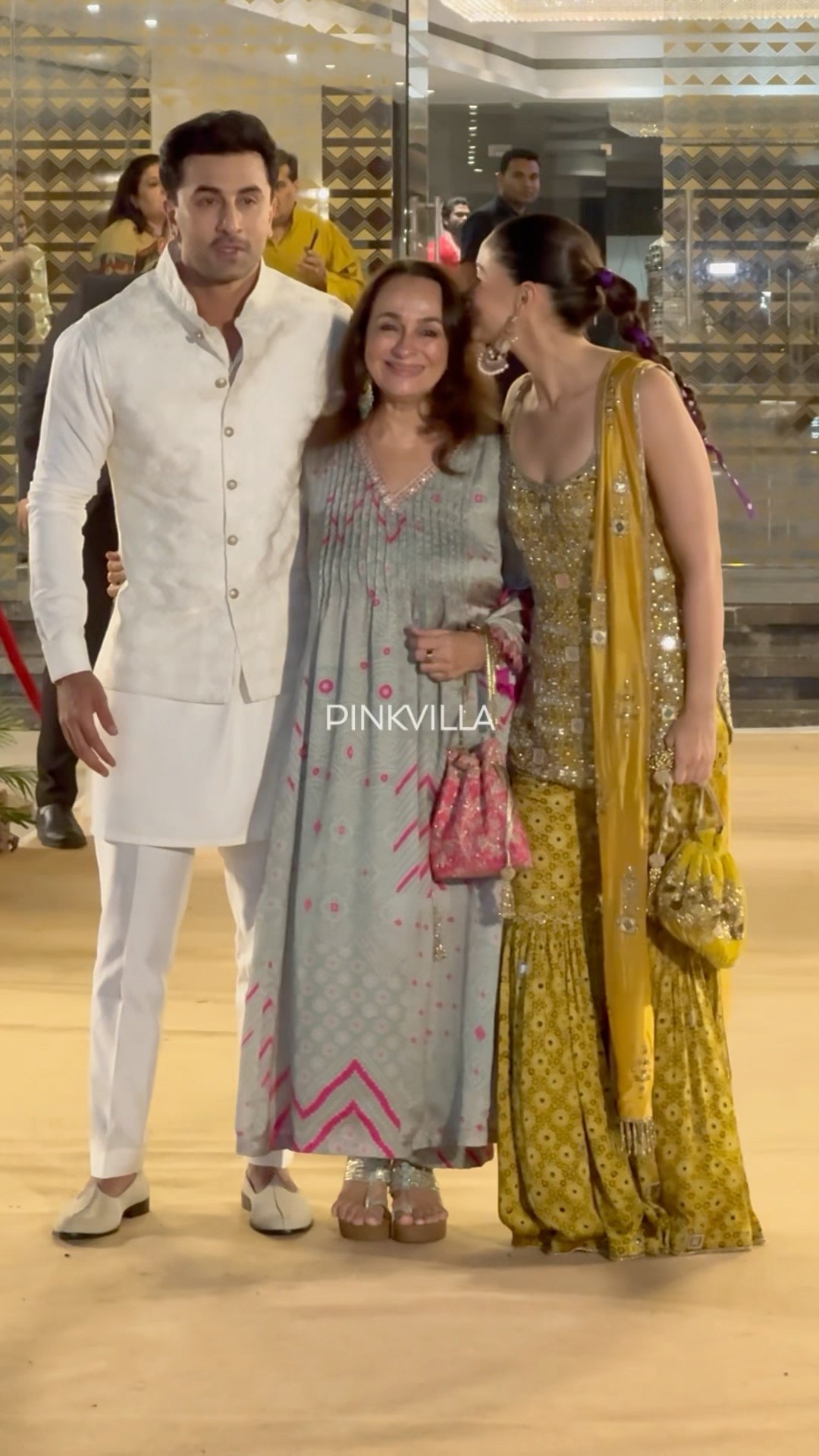 Alia Bhatt KISSES mom Soni Razdan? | Ranbir Kapoor | #shorts #bollywood #aliabhatt #ranbirkapoor