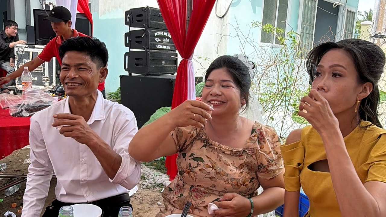 ￼ Xuất hiện trên cờ tại đám cưới Trung chuồng vịt với gu ăn mặc rất lạ ￼