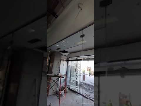 Стеклянный тамбур с