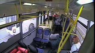 В Москве водитель автобуса уснул за рулём и врезался в столб