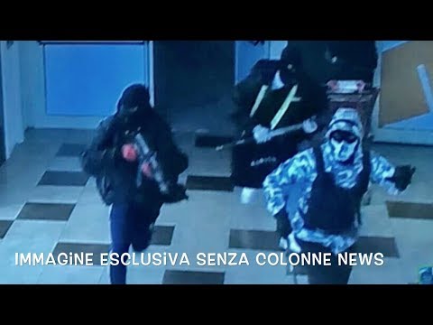 La rapina al centro commerciale Le Colonne: le immagini dei banditi