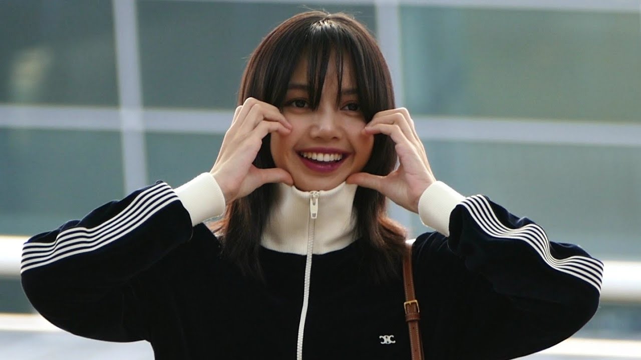 BLACKPINK Lovely LISA | Airport Departure