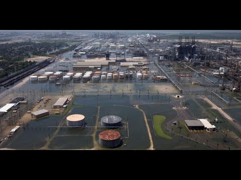 Average US gas price jumps after Hurricane Harvey shuts refineries