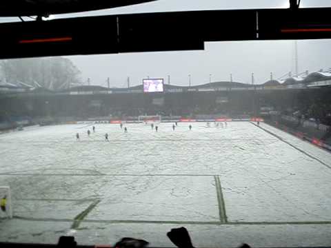 Willem II is zojuist op een 3-0 voorsprong gekomen in de thuiswedstrijd tegen FC Groningen. Doelpuntenmaker: Frank Demouge. 3-0 zou uiteindelijk ook de eindstand zijn (23-11-2008).