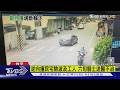 機車逆向自撞路邊民宅! 路邊工人險遭波及 六旬騎士送醫不治｜TVBS新聞 @TVBSNEWS01