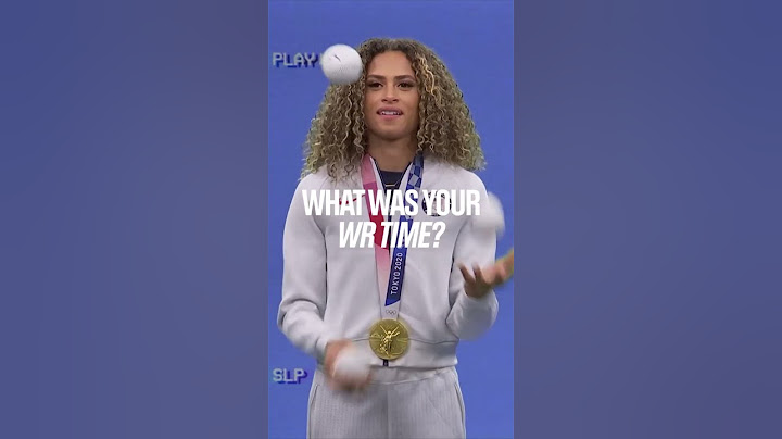 Sydney McLaughlin-Levrone answers questions while juggling 🎤🤹‍♀️