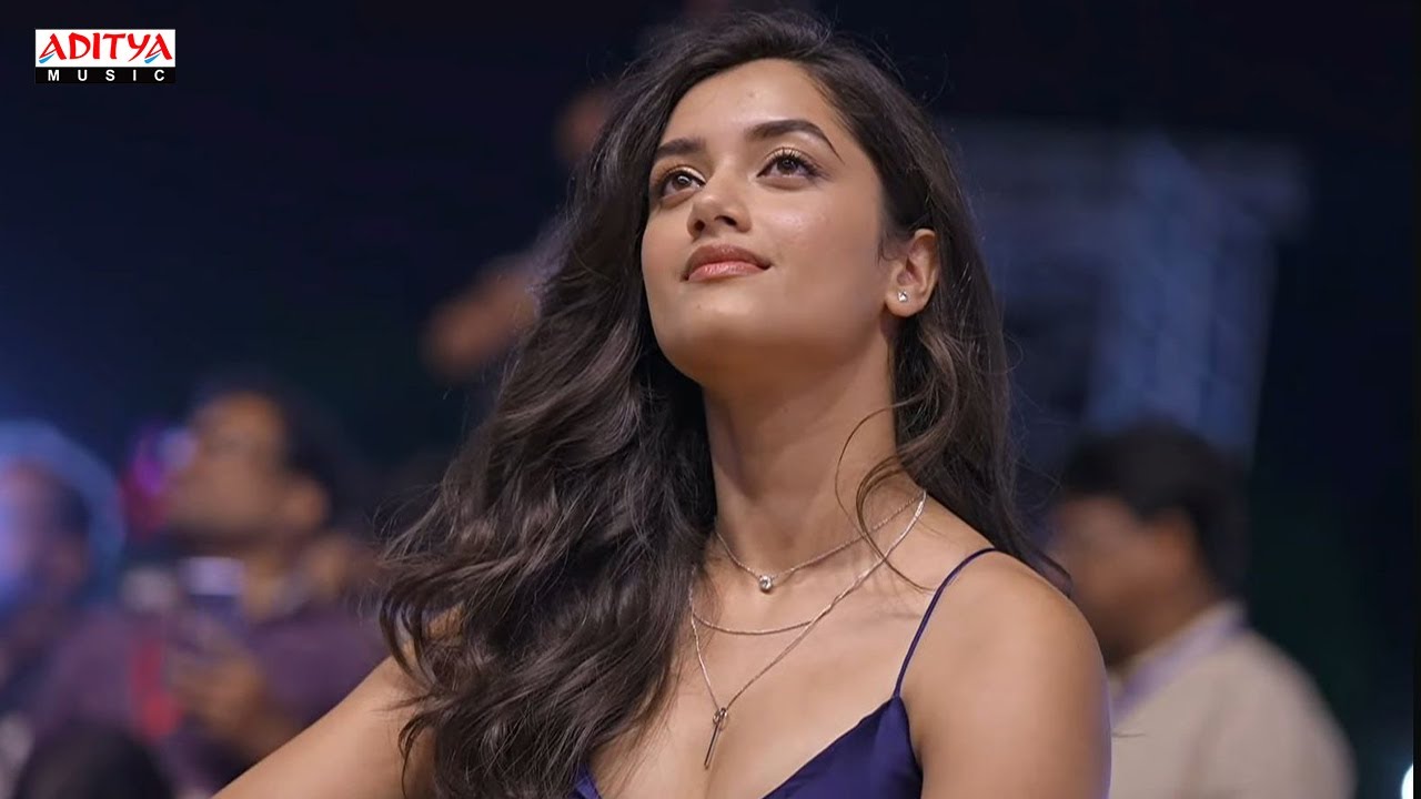 Actress Bhagyashrii Borse Entry @ Kingdom Pre Release Event  | Vijay Deverakonda, SatyaDev,| Anirudh