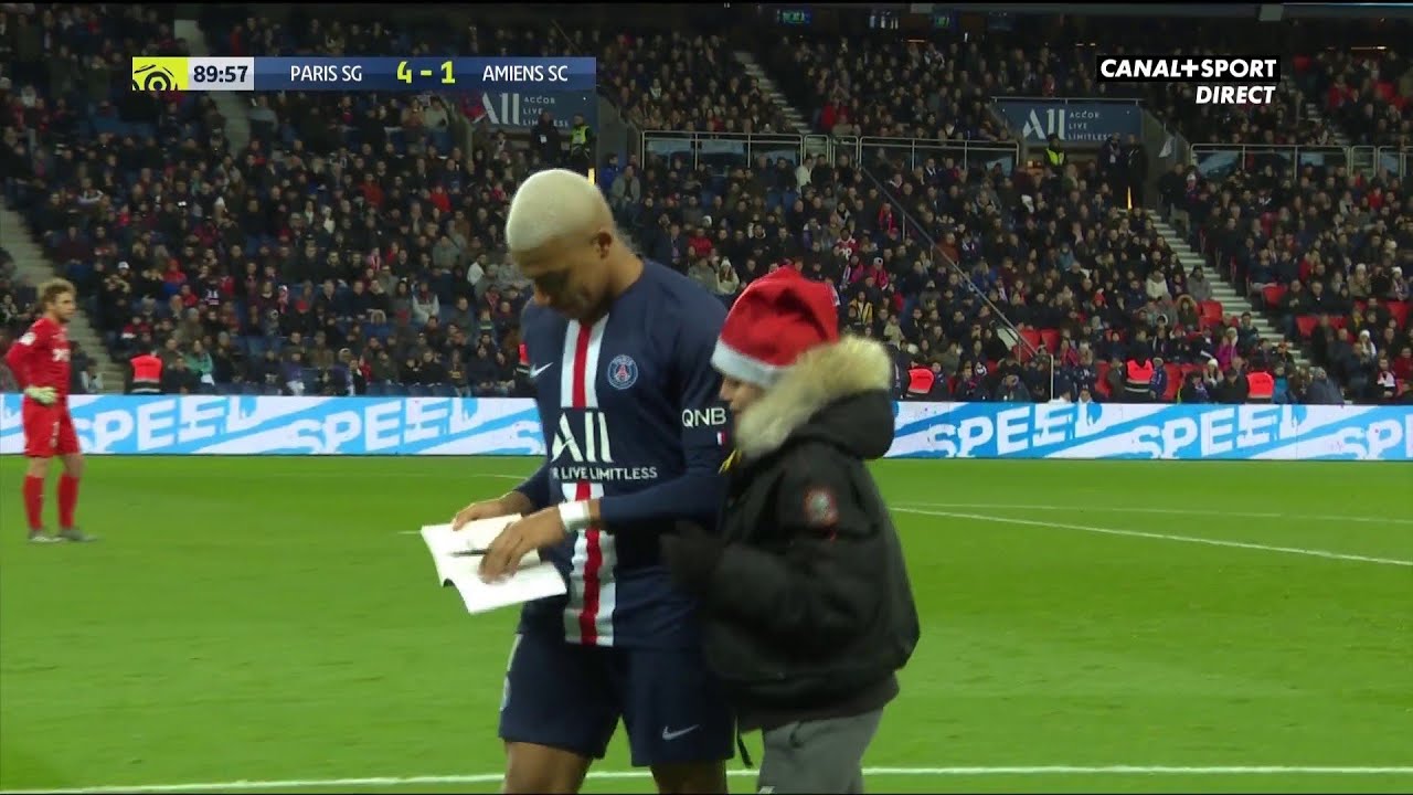 VIDEO. Ligue 1 : Quand Kylian Mbappé signe un autographe en plein match